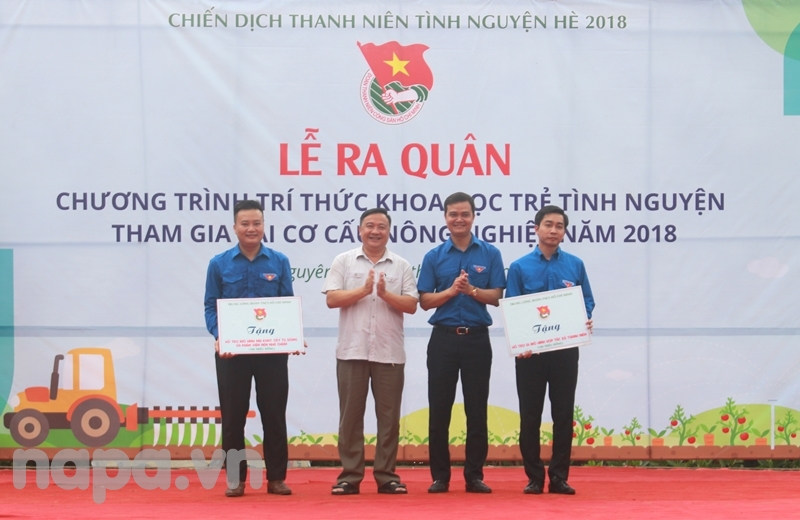 Đại diện Trung ương Đoàn và tỉnh Thái Nguyên trao tặng mô hình cho Tỉnh đoàn Bắc Ninh và Tỉnh đoàn Thái Nguyên
