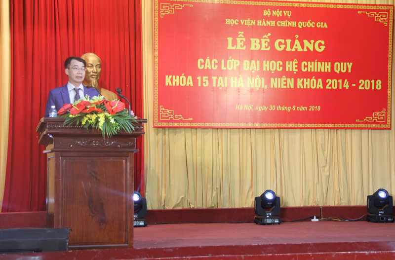 PGS.TS. Lương Thanh Cường -  Phó Giám đốc Học viện chúc mừng các sinh viên khóa 15
