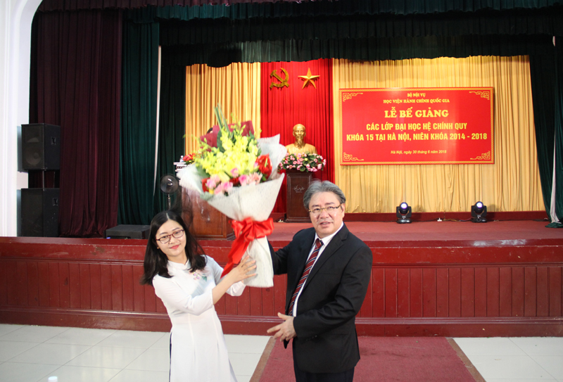 Đại diện sinh viên gửi tặng bó hoa tươi thắm tới Ban Giám đốc Học viện
