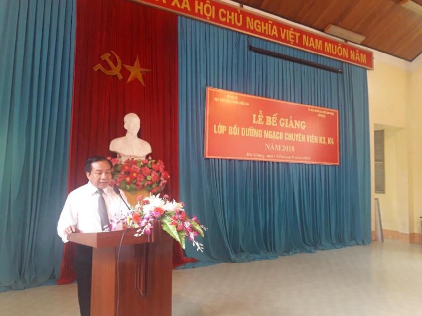 TS. Nguyễn Đăng Quế, Phó Giám đốc Học viện Hành chính Quốc gia phát biểu tuyên bố bế giảng 