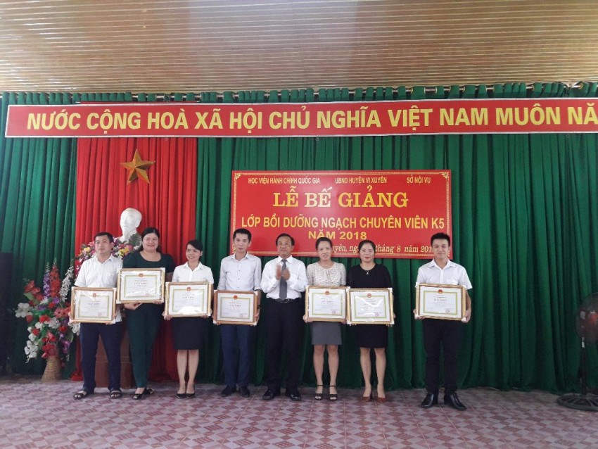 Quang cảnh Lễ Bế giảng lớp bồi dưỡng ngạch chuyên viên Khóa 5 năm 2018 tại huyện Vị Xuyên, tỉnh Hà Giang 