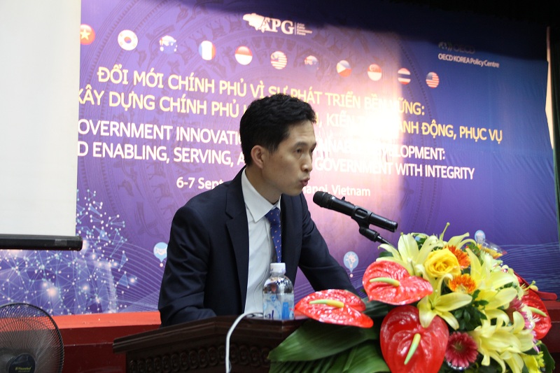 Ông Jong Tae Jun - Giám đốc Chương trình Quản trị nhà nước, Trung tâm Chính sách công OECD Hàn Quốc (OECD – KPC) phát biểu bế mạc diễn đàn
