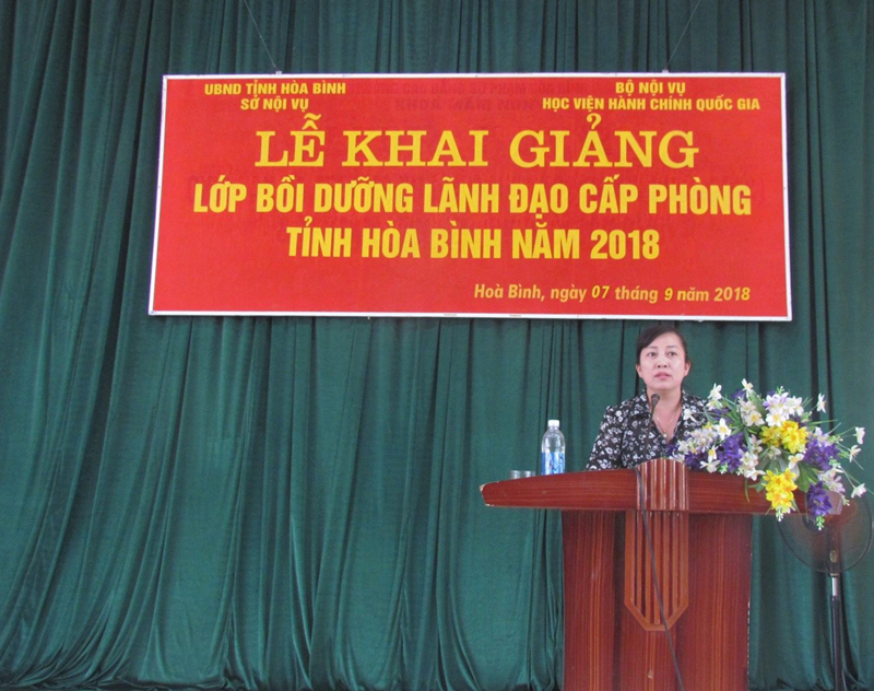 Bà Phạm Thị Tuyết – Phó Giám đốc Sở Nội vụ tỉnh Hòa Bình phát biểu tại Lễ Khai giảng.