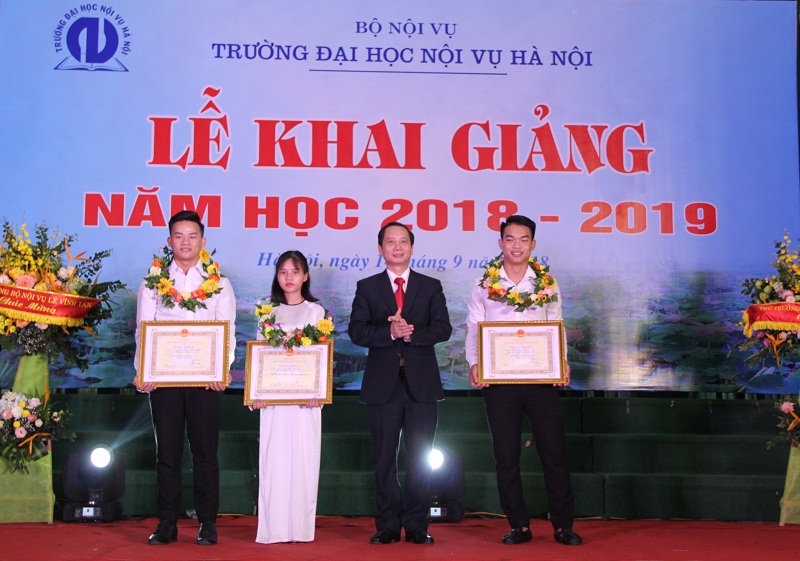 PGS.TS. Nguyễn Bá Chiến tặng Giấy khen cho tân sinh viên thủ khoa, và các sinh viên đạt thành tích xuất trong năm học 2017 – 2018
