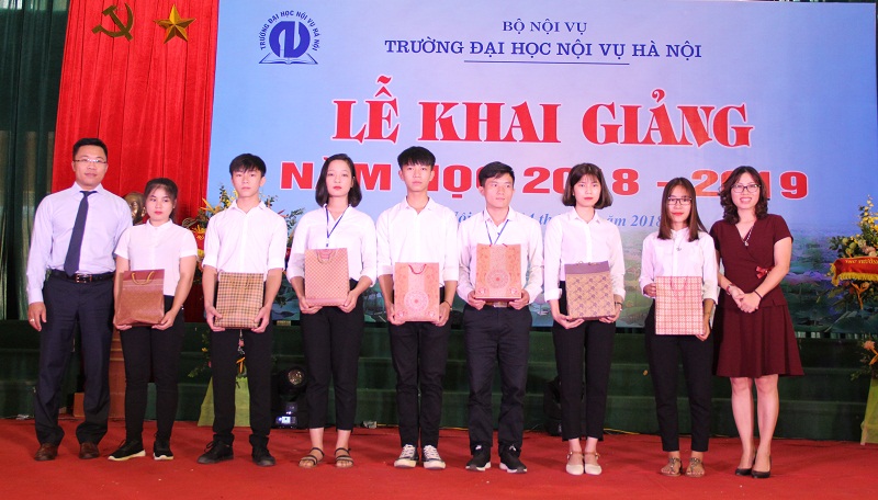 Đại diện Ngân hàng TMCP Ngoại thương Việt Nam trao quà hỗ trợ cho các sinh viên