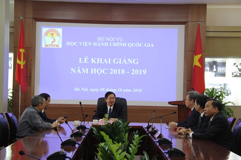 Bộ trưởng Bộ Nội vụ Lê Vĩnh Tân làm việc với Ban Giám đốc Học viện trước giờ khai giảng.