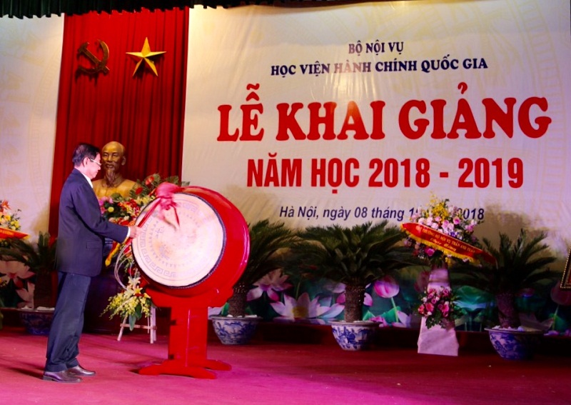 Bộ trưởng Bộ Nội vụ Lê Vĩnh Tân gióng trống khai giảng năm học 2018-2019 của Học viện Hành chính Quốc gia
