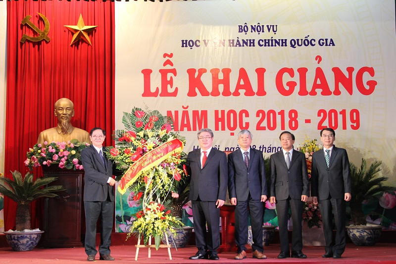 Bộ trưởng Bộ Nội vụ Lê Vĩnh Tân tặng hoa chúc mừng Ban Giám đốc Học viện Hành chính Quốc gia