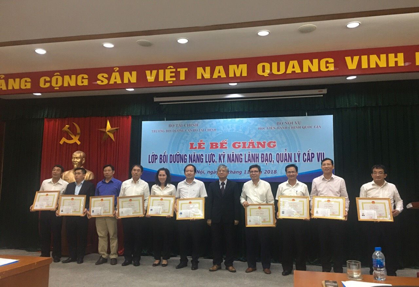 NGƯT.TS. Vũ Thanh Xuân – Phó Giám đốc Học viện Hành chính Quốc gia cùng với các học viên đạt thành tích cao trong học tập