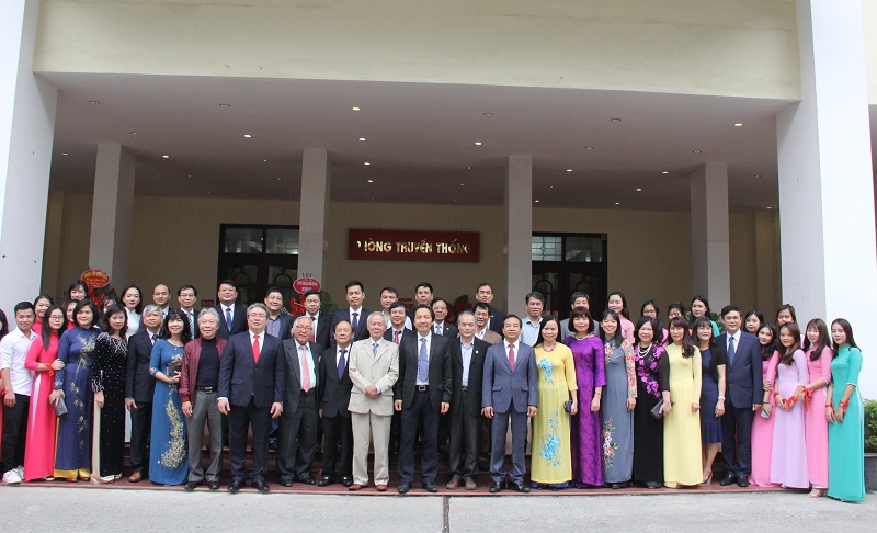 Các đại biểu tham dự Lễ kỷ niệm cùng tập thể thầy và trò Học viện Hành chính Quốc gia