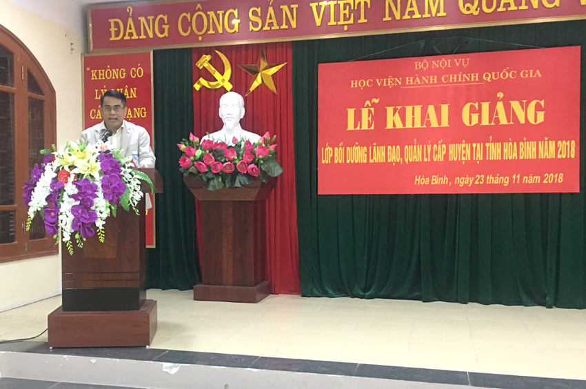 Đ/c Nguyễn Viết Trọng - Giám đốc Sở Nội vụ tỉnh Hòa Bình phát biểu tại Lễ khai giảng