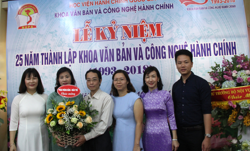 Các đại biểu, khoa ban tặng hoa chúc mừng Lễ kỷ niệm của Khoa