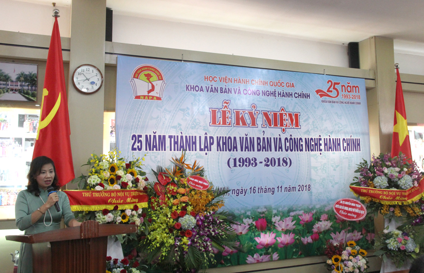 PGS.TS. Nguyễn Thị Thu Vân - Trưởng khoa Văn bản và Công nghệ hành chính trình bày diễn văn Lễ kỷ niệm