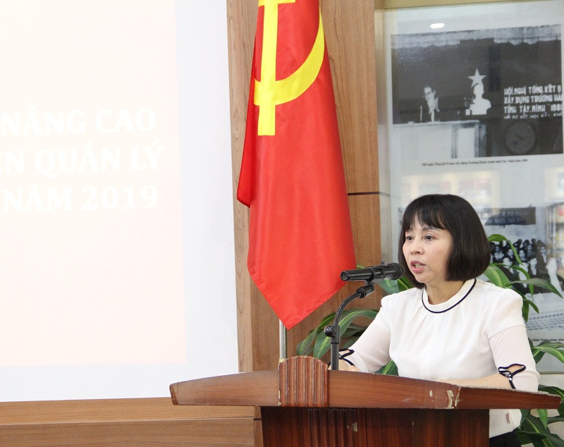 Đồng chí Nguyễn Thị Quy – Trưởng Phòng Kế hoạch – Tài chính báo cáo công tác lập kế hoạch và xây dựng dự toán các lớp bồi dưỡng theo chức vụ LĐQL và bồi dưỡng giảng viên QLNN.