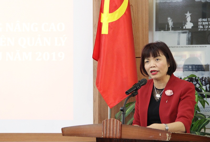 PGS.TS. Nguyễn Thị Hồng Hải – Trưởng Khoa Khoa học hành chính và Tổ chức nhân sự trình bày tham luận.