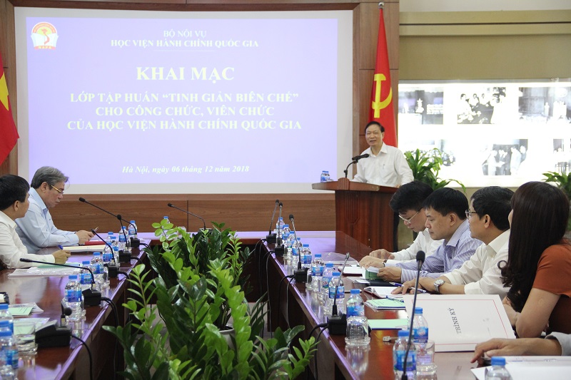 đồng chí Thái Quang Toản – nguyên Vụ trưởng, Vụ Tổ chức biên chế Bộ Nội vụ, trình bày các nội dung trong lớp tập huấn.