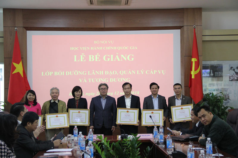 TS. Đặng Xuân Hoan - Giám đốc Học viện trao Giấy khen cho các học viên đạt thành tích cao trong khóa bồi dưỡng của Lớp 1