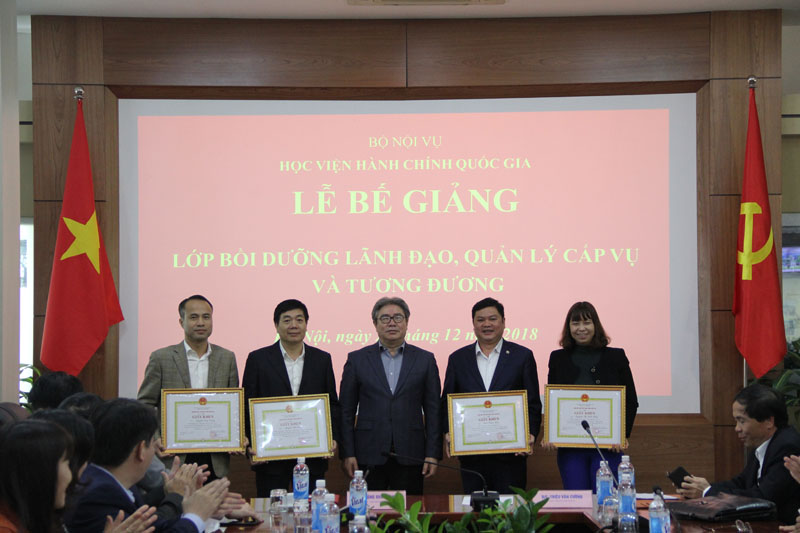 TS. Đặng Xuân Hoan - Giám đốc Học viện trao Giấy khen cho các học viên đạt thành tích cao trong khóa bồi dưỡng của Lớp 2