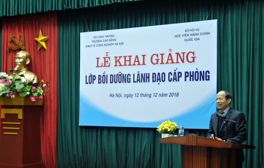 NGND.TS. Hà Xuân Quang Hiệu trưởng trường Cao đẳng Kinh tế Công nghiệp Hà Nội phát biểu tại buổi lễ