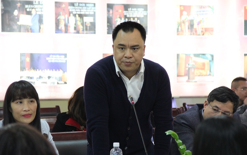 Đồng chí Nguyễn Quốc Sửu – Ủy viên Ban Chấp hành Đảng bộ Học viện nhiệm kỳ 2015 – 2020 trao đổi tại Hội nghị