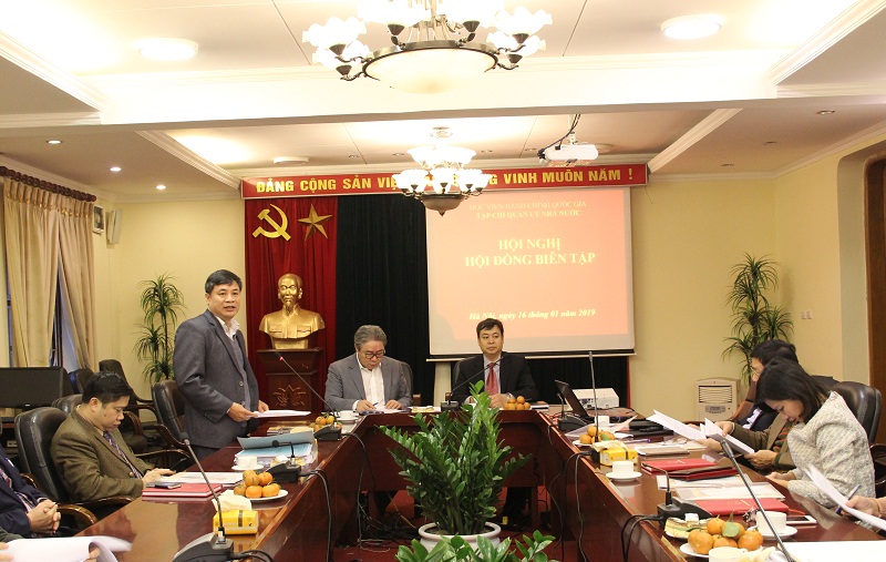 TS. Nguyễn Quang Vinh – Phó Tổng Biên tập Tạp chí QLNN giới thiệu đại biểu tham dự Hội nghị