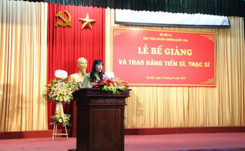 PGS.TS. Hoàng Mai – Phó Trưởng ban phụ trách, điều hành Ban quản lý đào tạo Sau Đại học tóm tắt quá trình công tác và nghiên cứu của các tân Tiến sĩ và tân thạc sĩ 