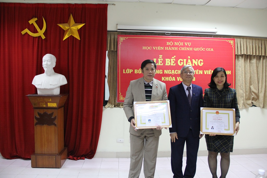TS Vũ Thanh Xuân trao Giấy khen của Giám đốc Học viện và chứng chỉ cho các học viên hoàn thành tốt khóa học