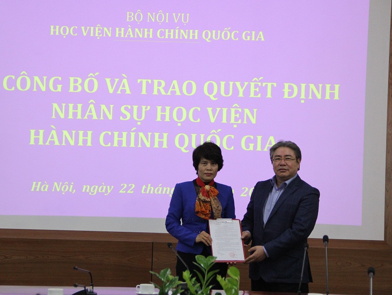 TS. Đặng Xuân Hoan trao Quyết định bổ nhiệm cho TS. Nguyễn Thị Thanh Thủy