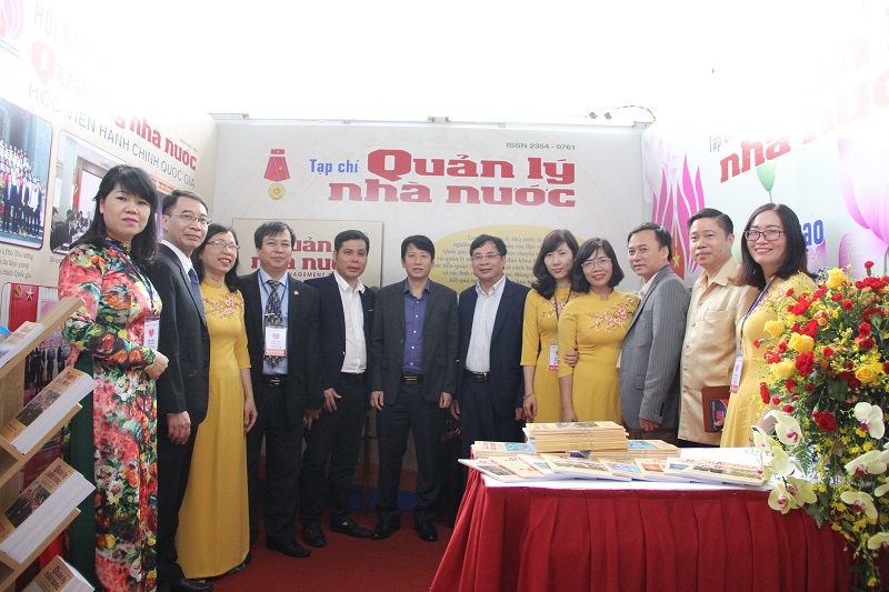 Lãnh đạo Hội Nhà báo tỉnh Thanh Hóa tham quan gian trưng bày của Tạp chí QLNN.
