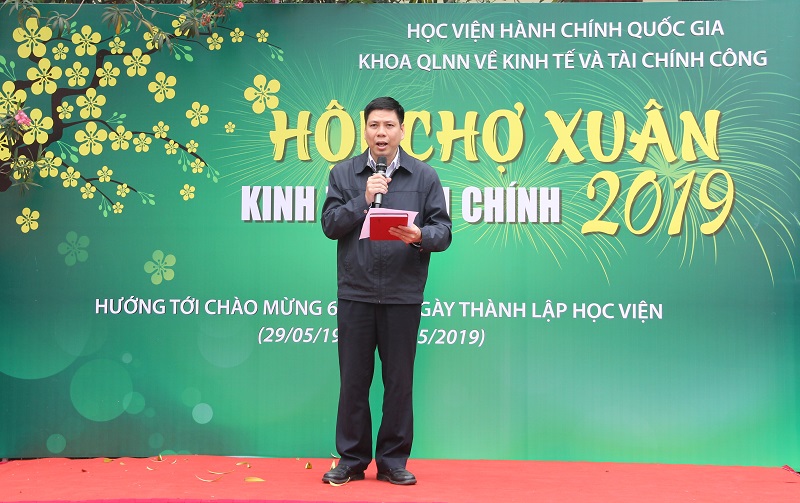 TS. Lê Toàn Thắng – Phó Trưởng Khoa QLNN về Kinh tế và Tài chính công phát biểu khai mạc Hội chợ