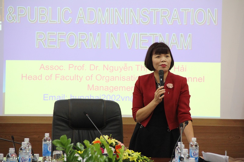 PGS.TS. Nguyễn Thị Hồng Hải – Trưởng Khoa Khoa học hành chính và Tổ chức nhân sự giảng bài tại khóa bồi dưỡng