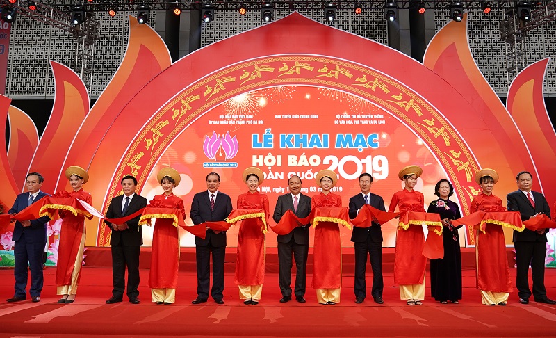 Thủ tướng Chính phủ Nguyễn Xuân Phúc cùng các đồng chí lãnh đạo các ban, bộ, ngành cắt băng khai mạc Hội báo toàn quốc năm 2019.
