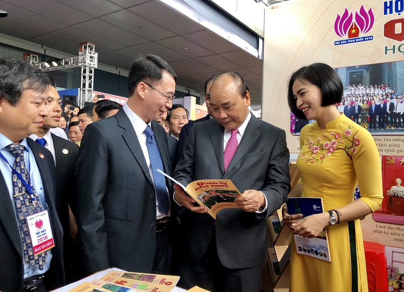 Thủ tướng Chính phủ Nguyễn Xuân Phúc cùng các đồng chí lãnh đạo các bộ, ban, ngành tham quan gian trưng bày của Tạp chí QLNN và trò chuyện với tập thể cán bộ, biên tập viên Tạp chí.