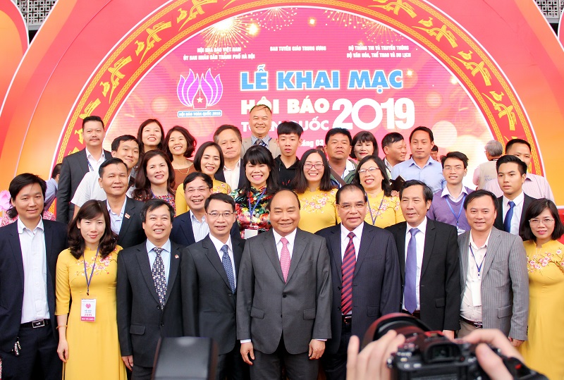 Thủ tướng Chính phủ Nguyễn Xuân Phúc và các đại biểu tham dự Hội báo toàn quốc 2019 cùng tập thể cán bộ, biên tập viên Tạp chí QLNN.