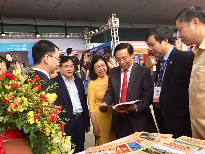PGS.TS. Trương Ngọc Nam – Giám đốc Học viện Báo chí và Tuyên truyền tham quan gian trưng bày của Tạp chí QLNN.
