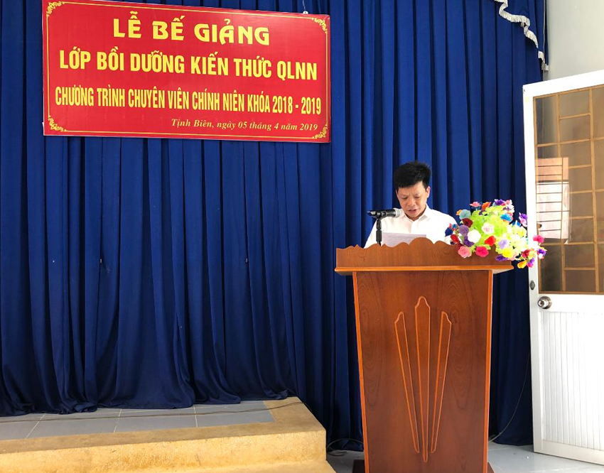 TS. Đặng Thành Lê, Viện trưởng Viện Nghiên cứu Khoa học hành chính phát biểu bế giảng lớp học 