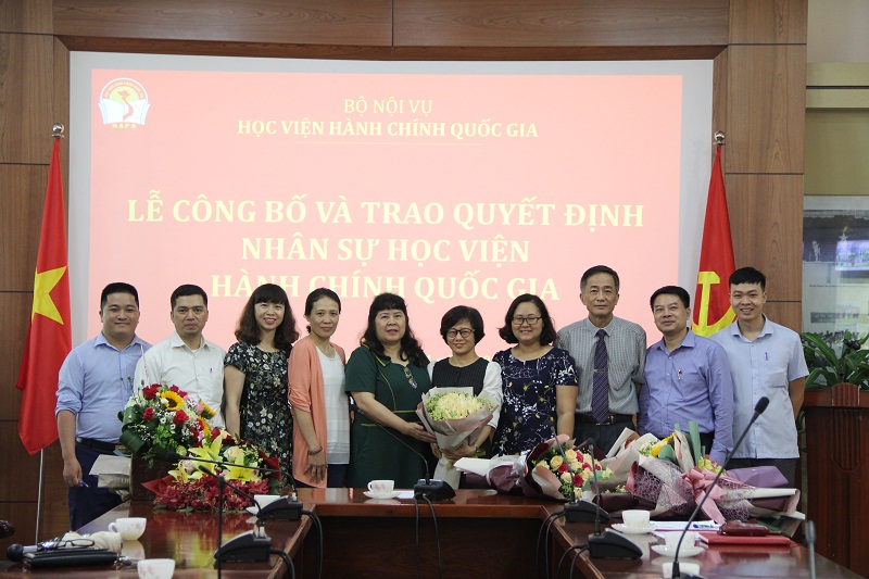 Các đơn vị, cá nhân chúc mừng TS. Tạ Thị Hương được bổ nhiệm làm Phó Trưởng Khoa QLNN về xã hội