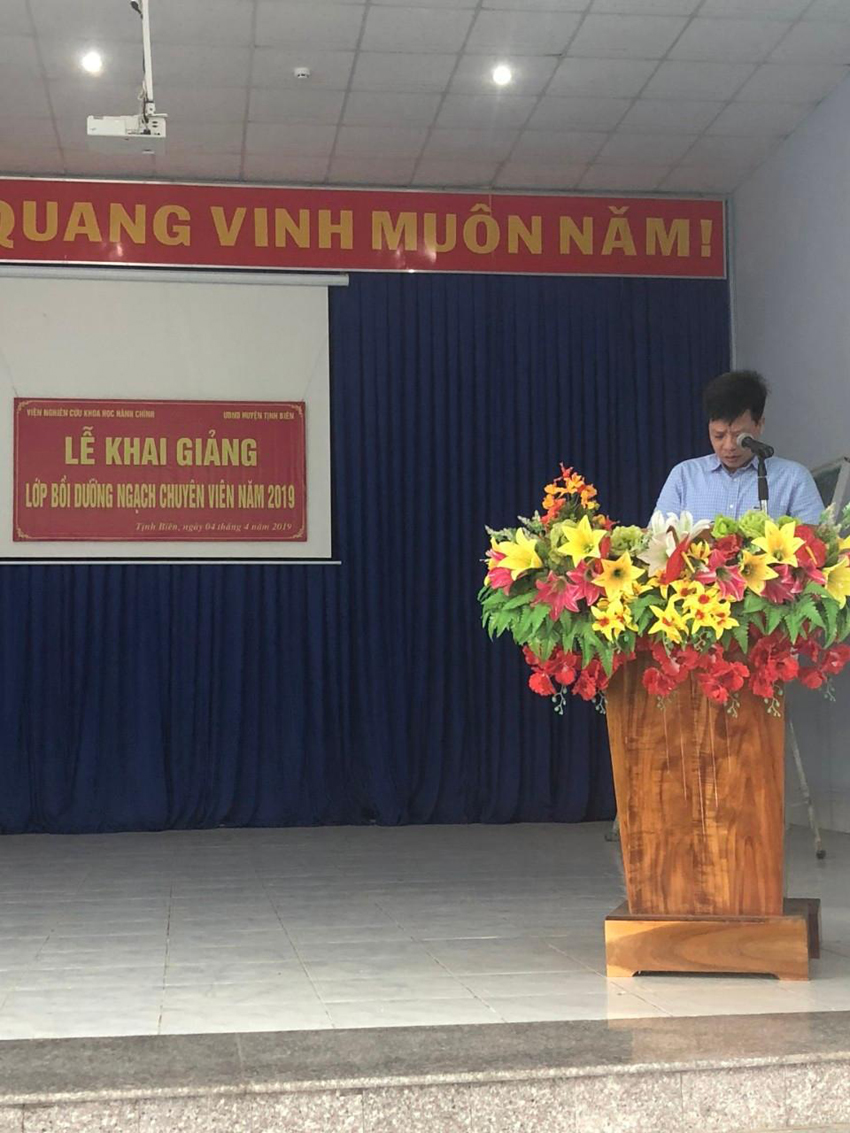 TS. Đặng Thành Lê, Viện trưởng Viện Nghiên cứu Khoa học hành chính phát biểu khai giảng lớp bồi dưỡng 