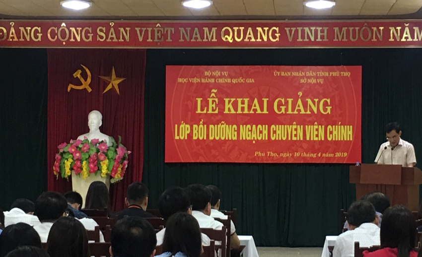 Ông Lê Tiến Hưng, Phó Giám đốc Sở Nội vụ tỉnh Phú Thọ phát biểu khai giảng