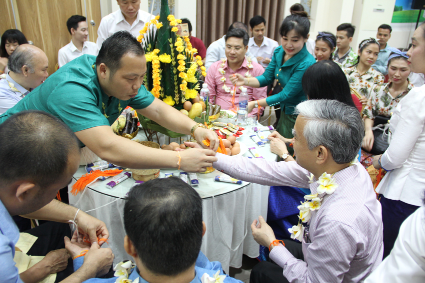 Các đại biểu tham gia lễ “Buộc chỉ cổ tay” tại lễ mừng năm mới Bun-pi-may Lào 