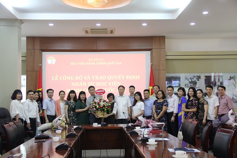 Tập thể lãnh đạo và giảng viên Khoa QLNN về xã hội chúc mừng TS. Tạ Thị Hương