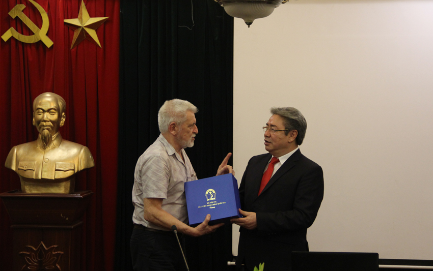 Giám đốc Học viện Đặng Xuân Hoan gửi tặng món quà lưu niệm đếnGS. TSKH. Igor Chervanyov  