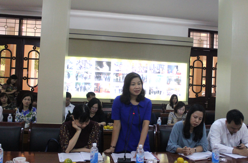 PGS.TS. Nguyễn Thị Thu Vân - Trưởng khoa Văn bản và Công nghệ hành chính trình bày tham luận tại Hội thảo