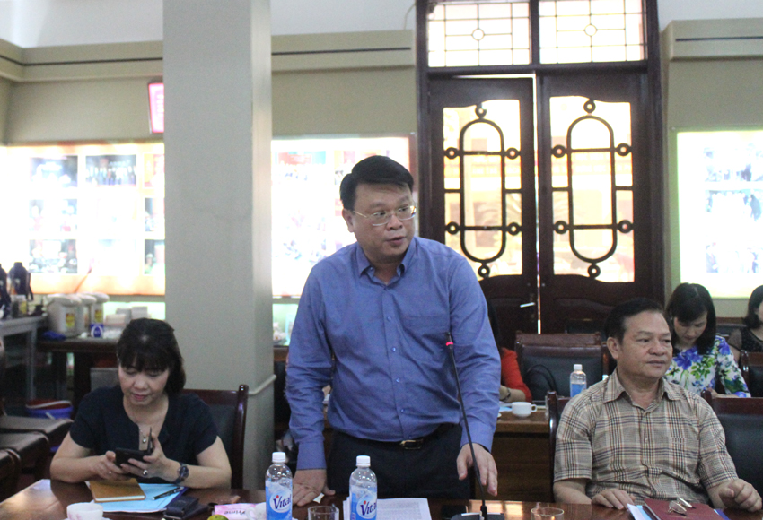 TS. Bùi Huy Tùng - Chánh Văn phòng, Phụ trách điều hành Ban Quản lý Bồi dưỡng trình bày tham luận tại Hội thảo