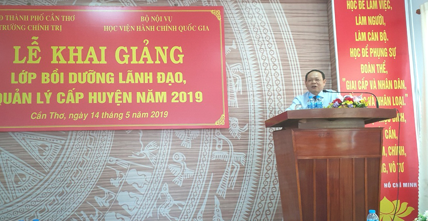 TS. Hà Quang Thanh - Phó Giám đốc thường trực Phân viện Học viện Hành chính Quốc gia tại TP. Hồ Chí Minh phát biểu tại buổi lễ