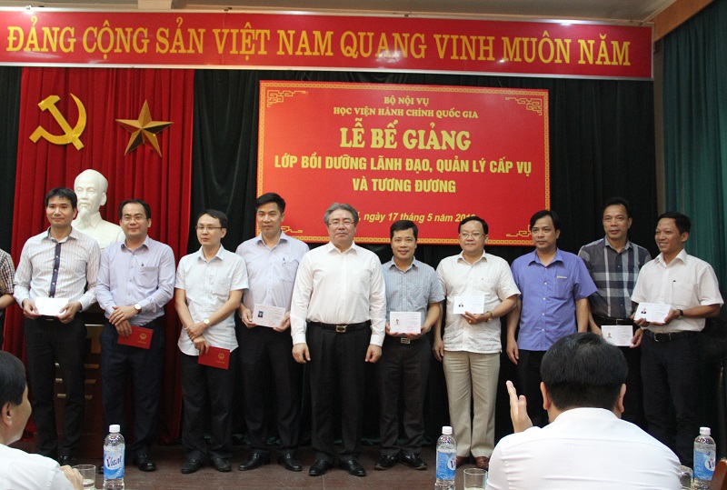 TS. Đặng Xuân Hoan - Giám đốc Học viện Hành chính Quốc gia trao chứng chỉ hoàn thành khóa bồi dưỡng cho các học viên