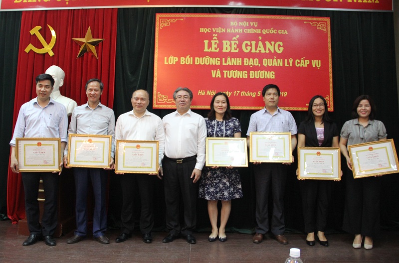 TS. Đặng Xuân Hoan - Giám đốc Học viện Hành chính Quốc gia trao Giấy khen cho các học viên đạt thành tích cao trong học tập