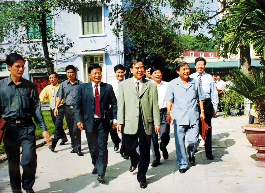 Đồng chí Phan Văn Khải - Thủ tướng Chính phủ thăm và làm việc tại Học viện Hành chính Quốc gia, năm 2002