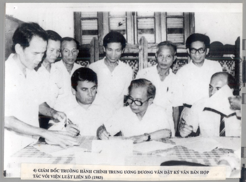 Hiệu trưởng Trường Hành chính Trung ương Dương Văn Dật ký văn bản hợp tác với Viện Luật Liên xô, năm 1983