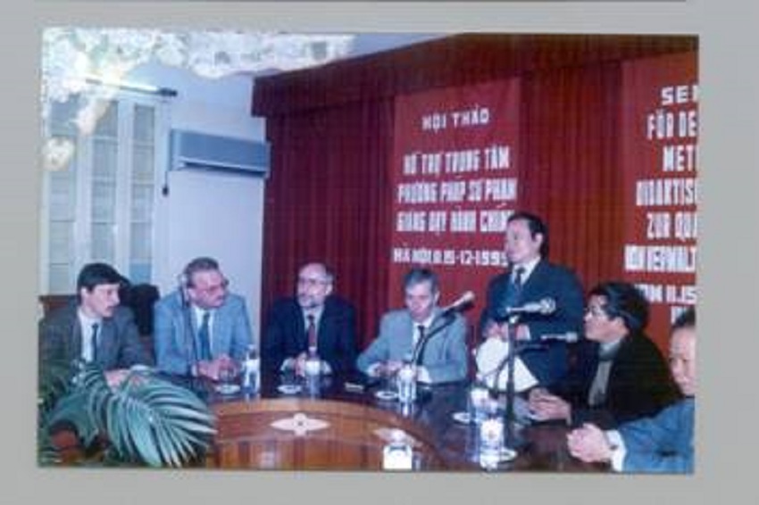 GS.TS. Nguyễn Duy Gia chủ trì hội thảo: “Hỗ trợ Trung tâm phương pháp sư phạm giảng dạy hành chính”, tháng 12/1995